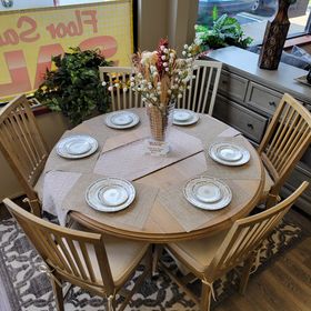 Riverside Antique White Circle Table with 4 Chairs